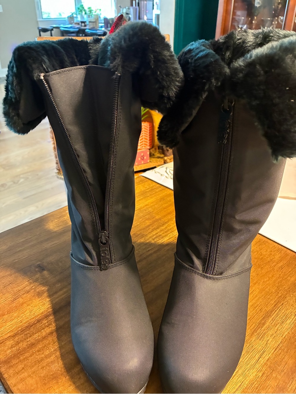 Totes All Weather Footwear. Size 8 Wide Width. Zip Front/Faux Fur